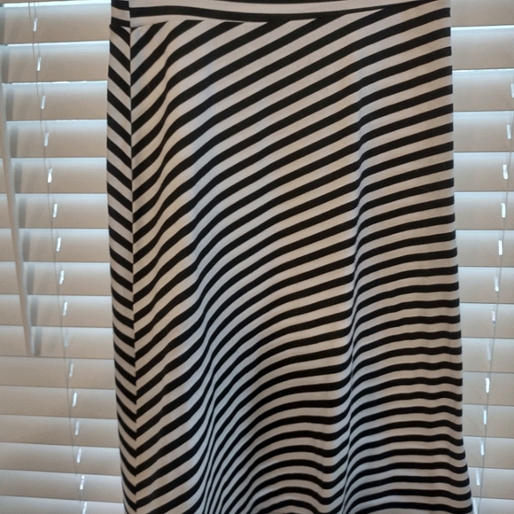 J mode USA- Black/white Striped Midi Skirt, Size M/L (NWOT!) - Picture 2 of 3